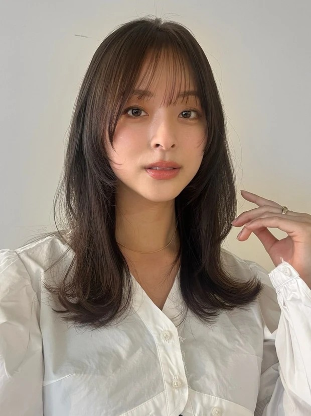 セミロング　ヘア　髪型　ヘアスタイル　前髪あり　暗髪