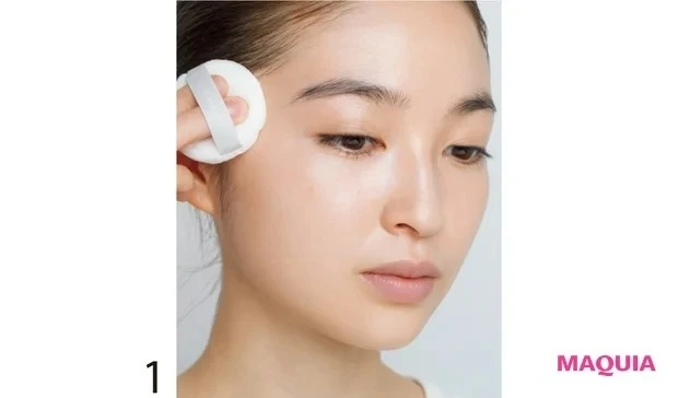 パウダーを生え際にもみ込む様子