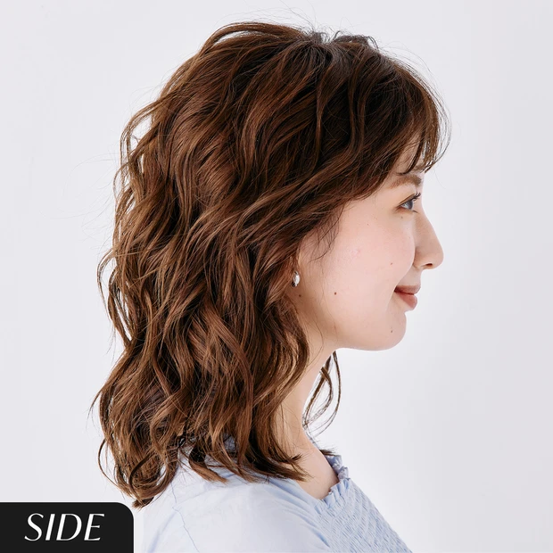 【おすすめのネオソバージュヘア】3. ミディアムヘアのエアリーなネオソバージュ　サイド