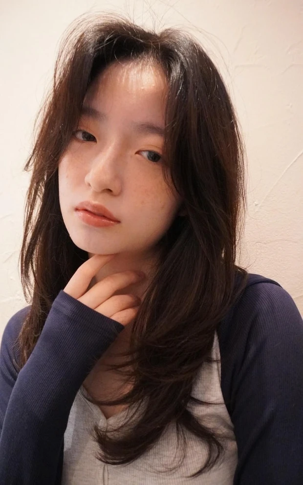 冬におすすめの髪型 ロングヘア 面長カバーが叶うハイレイヤー×かき上げバングの小顔ロング