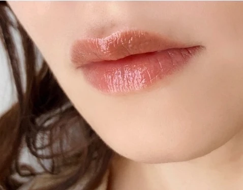 【おすすめ粘膜リップ⑤】 SUQQU（スック）「トリートメント ラッピング リップ」 人気色「02 淡羽色」　仕上がり　着画像