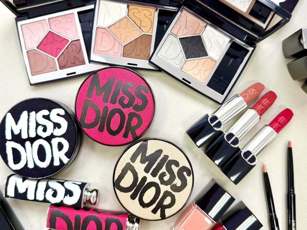 ディオールの秋コレクションをスウォッチ！ 表現豊かなパッケージも注目【秋コスメ2025】