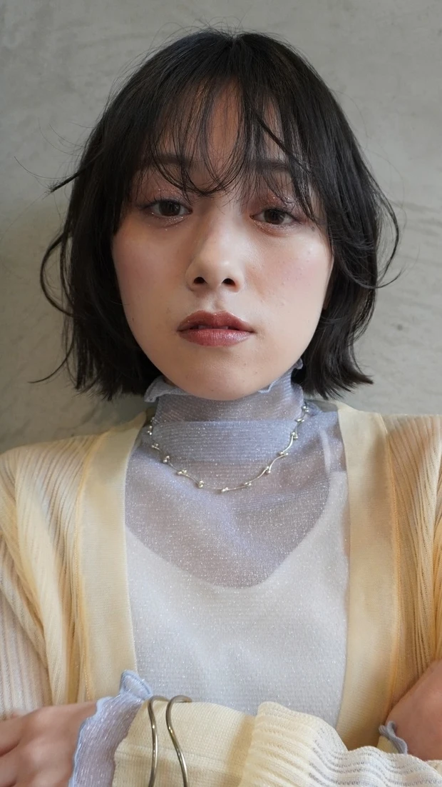 髪型 ボブ レイヤー ニュアンスボブ 前髪あり スタイリング