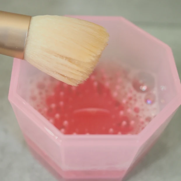 洗浄板にあてるようにブラシをクルクル回すだけ