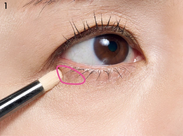 黒ぐまタイプのくまカバー&涙袋メイクのテクニック コンシーラーをのせる 目尻