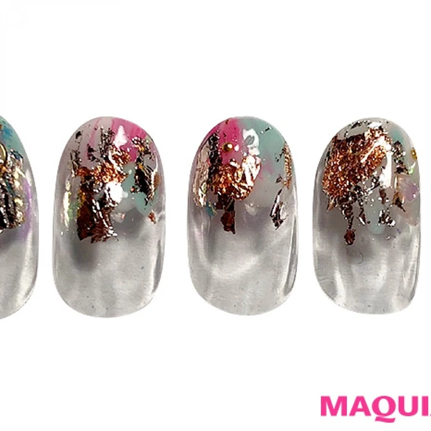 光が重なるランダムな「カラフルフレンチ」ネイルで、春らしく軽やかに！