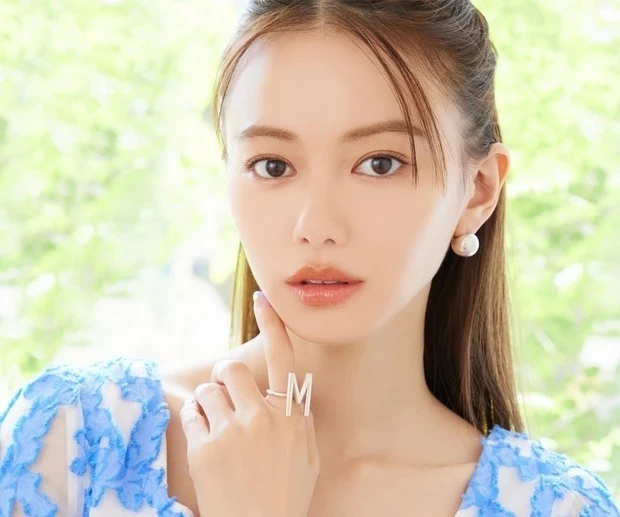 山本舞香さんのオレジメイク_オシャレ度が高まるニューノーマル眉とは？ オレンジベージュのワントーンメイクで新しい自分を発見！