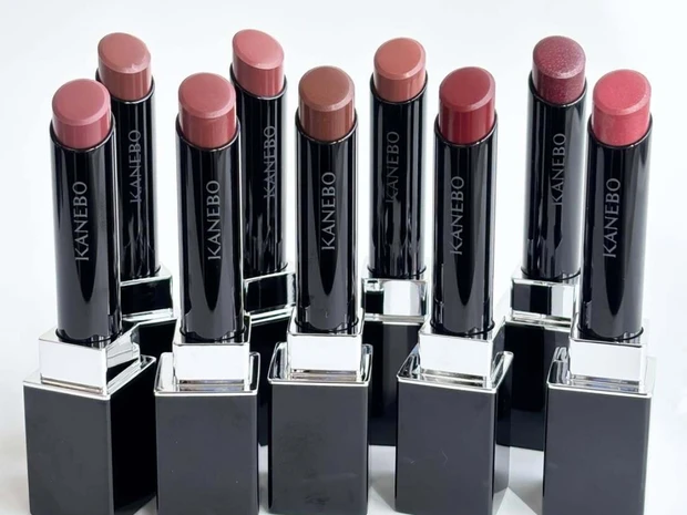 カネボウの新作リップ「ルージュスタードラマ」を全色スウォッチ！ 肌なじみのいい9色展開