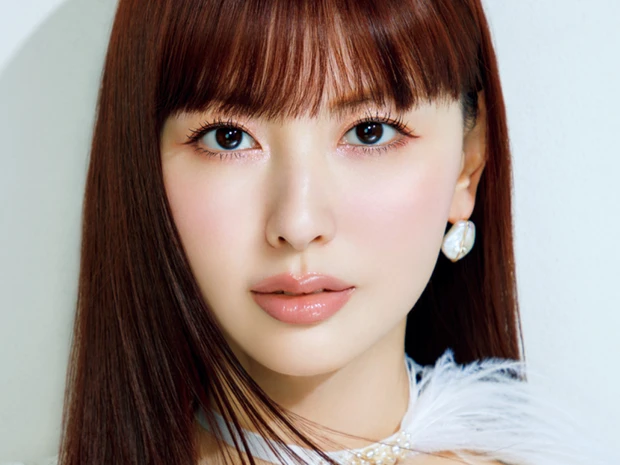 ツヤめく青みで、透明感が花開く！ 鈴木えみさんが魅せる質感レイヤードメイクの極意