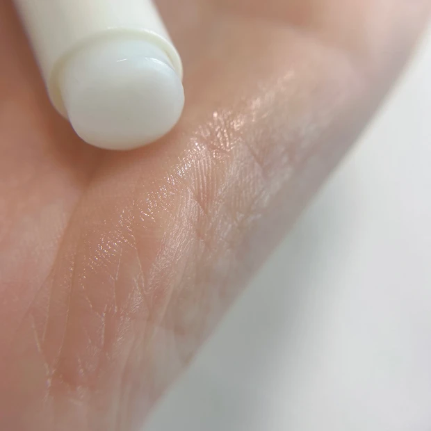 ケアセラ モイストバリアリップクリーム テクスチャー