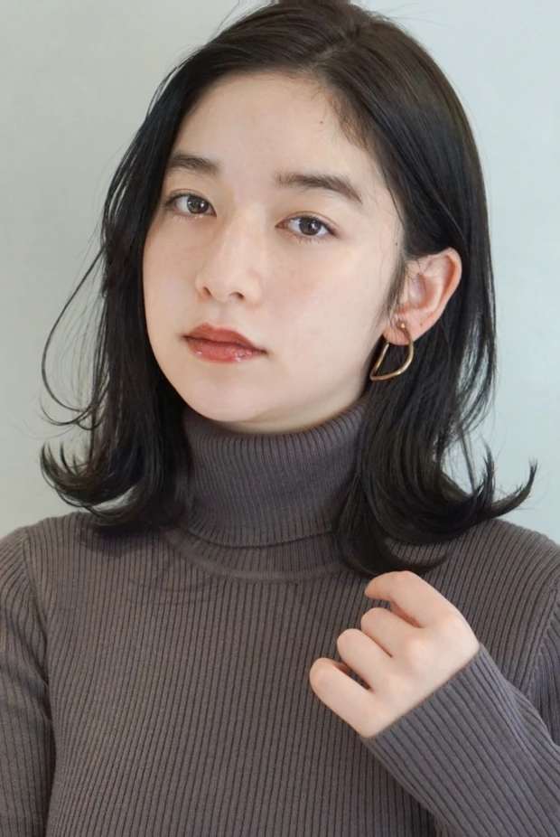 【大人のヘアカタログ】毛先のくせを上手に生かしたハネ感ミディアムヘア_2_1