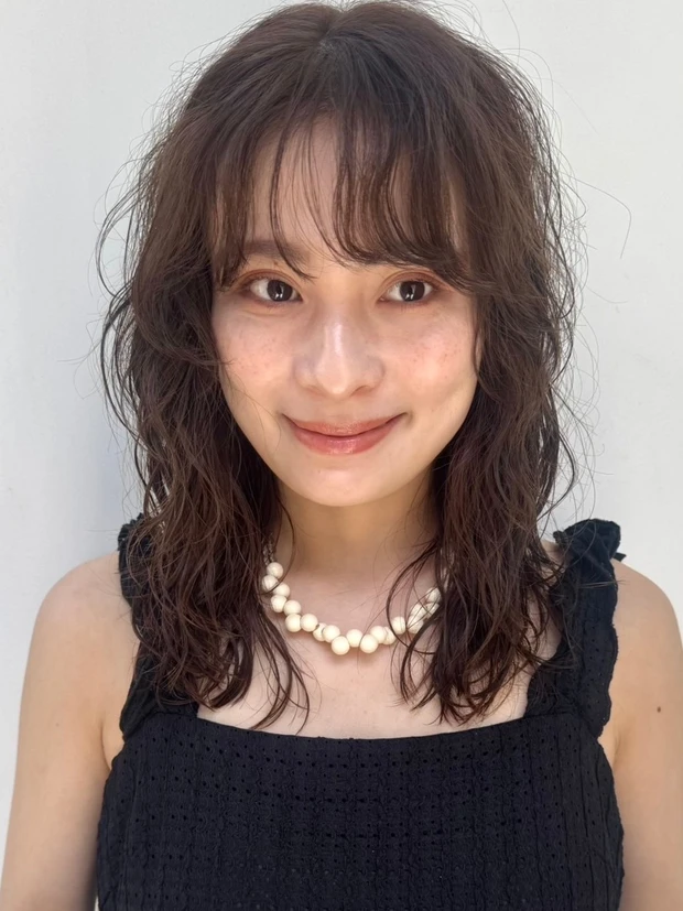 ヘアカタログ　ミディアム　ミディアムヘア　前髪あり　スタイリング