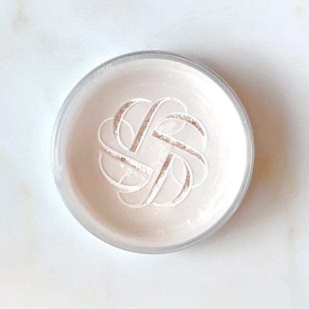 コスメデコルテのルースパウダー「09 Crystal Flake」スウォッチ