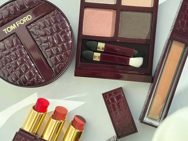 【春コスメ2026】トム フォード ビューティの春限定コレクションを全色スウォッチ！ 高級感溢れるパッケージも魅力