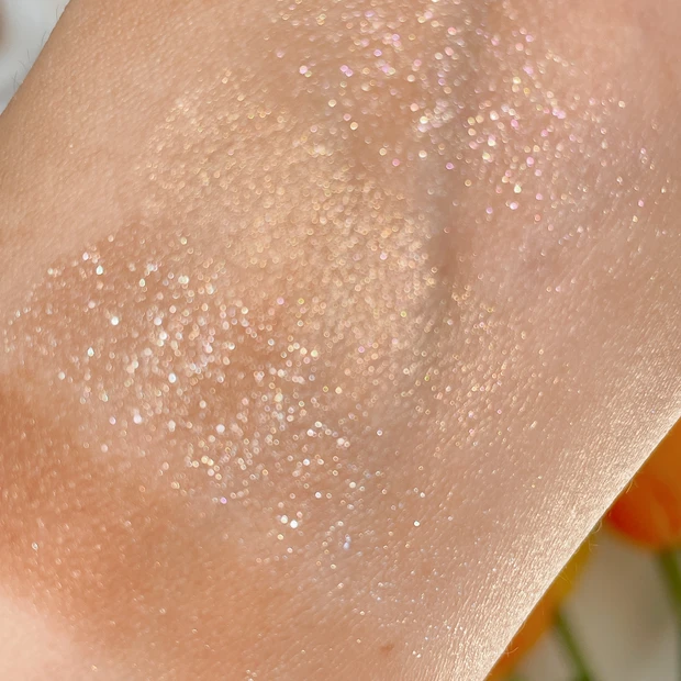 トーン 秋新色アイシャドウ 08 Classy Beige スウォッチ