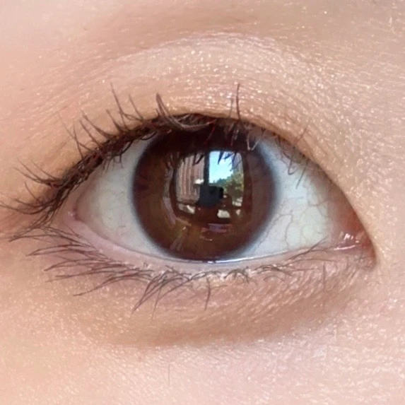 ケイト ポッピングシルエットシャドウ BE-1 シナモンポップでメイクした写真