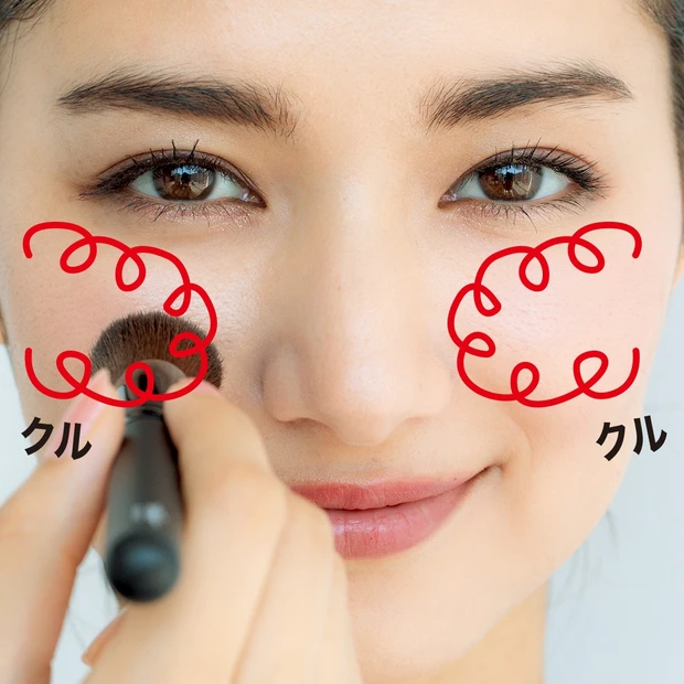 パウダリーファンデをブラシ付け