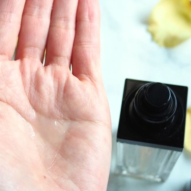 「YSL ピュアショット ナイト リチャージセラム」のテクスチャー