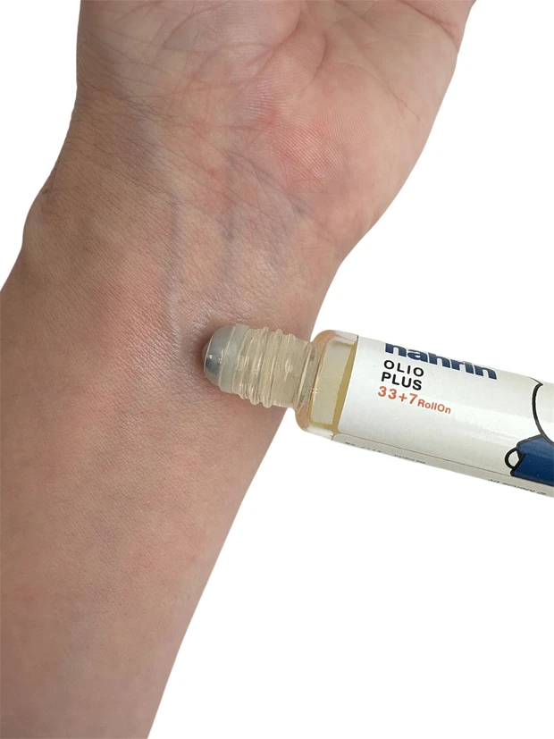 エディターの愛用品、ハーブオイル33+7 ロールオン、アロマオイル、ロールオンのアロマオイルを塗っているところ