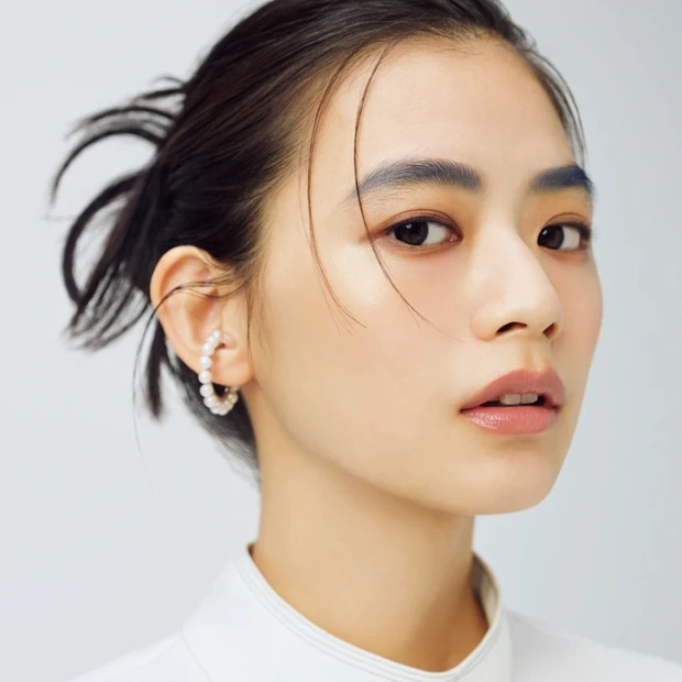 眉も気分で遊ぶのが今っぽい！ モードにキメたい日は「ネイビー眉」を