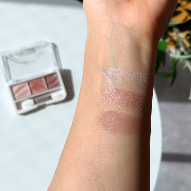 セザンヌ ライティングアップアイシャドウ 02ペタルピンク スウォッチ