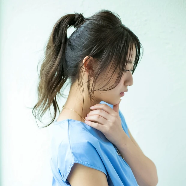 暑い日を乗り切るシンプルポニーが”+1テク”でぐっとおしゃれに!