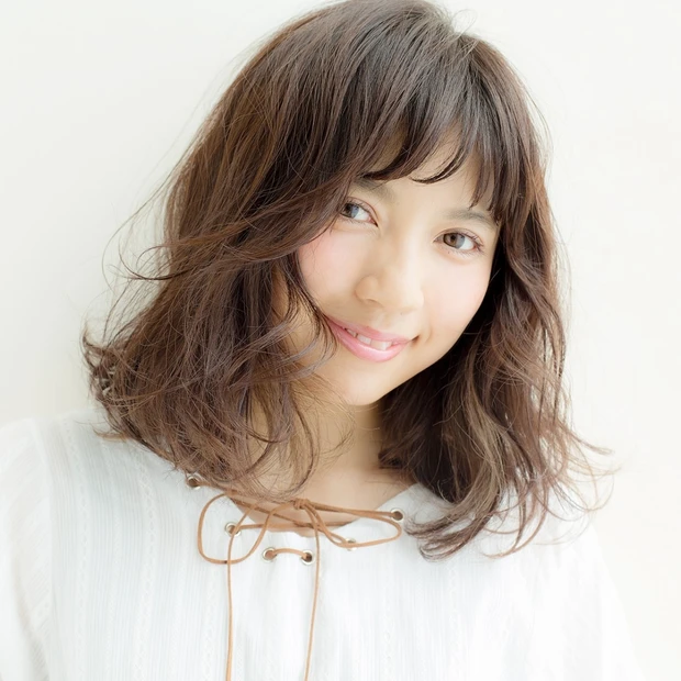 上品なくしゅくしゅミディは、インナーカラーのちら見えが印象的！