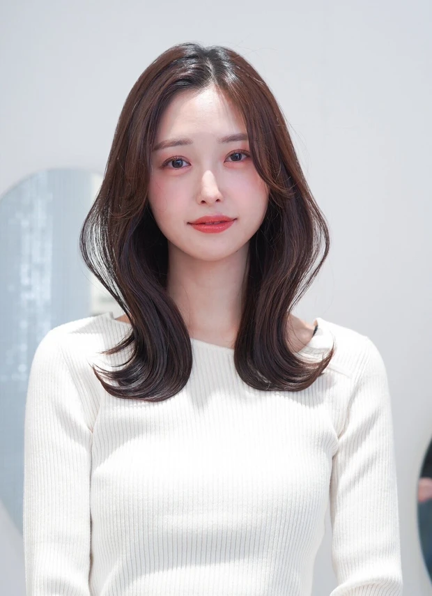 夏におすすめの髪型 トレンドヘアスタイル 韓国風S字バング レイヤー ミディアム