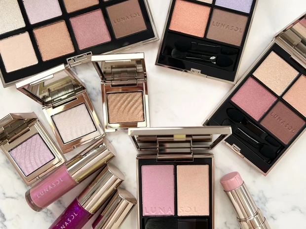 ルナソルのクリスマスコフレ･限定品2025をスウォッチ！ 光がゆらぐアイシャドウなど続々【クリスマスコフレ2025】