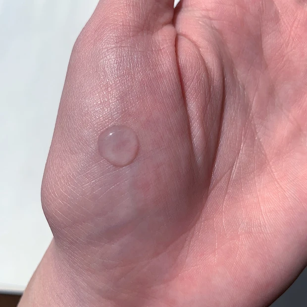 イプサの人気商品なのにも納得！水みたいにさっぱりなのに、絶妙に肌に吸い付く気持ちよいテクスチャー。_3_1