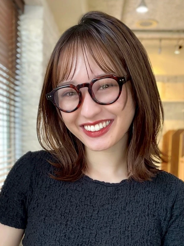 髪型　ミディアムレイヤー　ミディアムヘア　シースルーバング　スタイリング