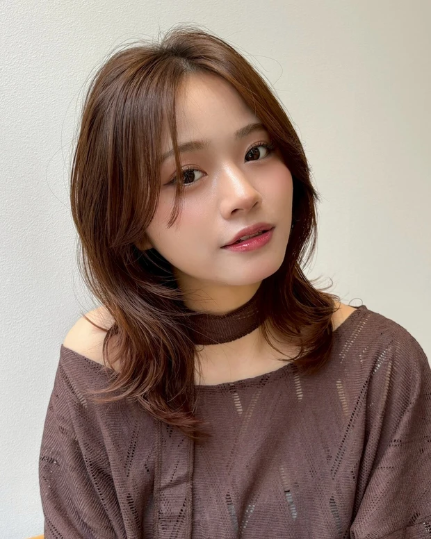 髪型　くびれミディアム　ミディアムヘア　センターパート　スタイリング