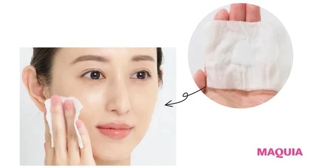 肌年齢30代の角層ケア_コットンの乾いた繊維で肌を傷めないよう、乳液でひたひたになるまでまんべんなく浸して