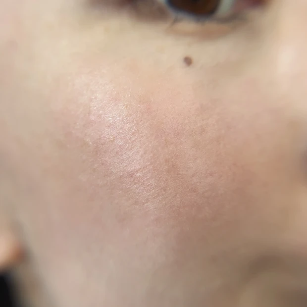 フェイスブラッシュ ローズベージュ スウォッチ