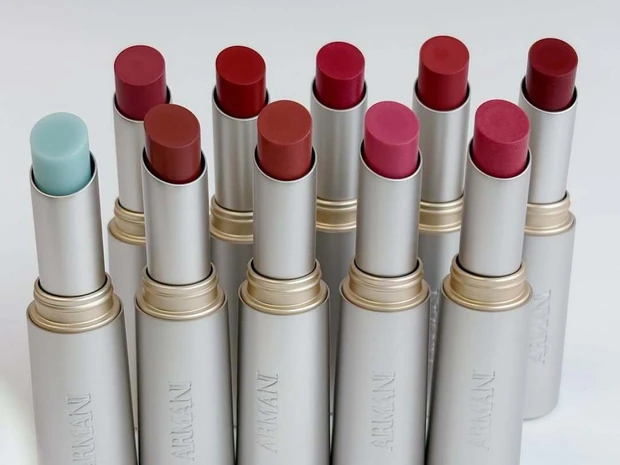 【夏新色コスメ2026】アルマーニ ビューティの新作「プリズマ フラッシュ リップバーム」を全色スウォッチ！