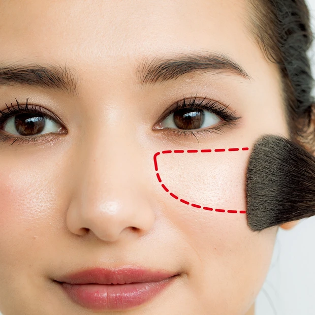 肌をトーンアップしてチークで血色をプラス