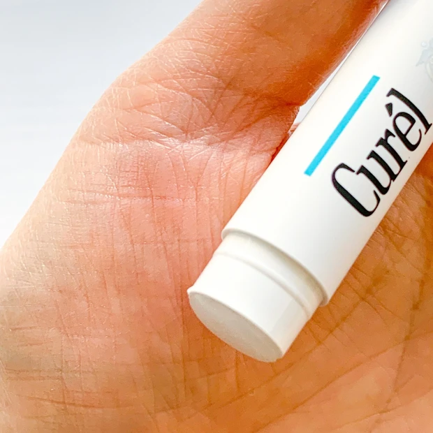 手のひらに塗ったキュレルリップケアクリーム。膜感がなく、優しく密着する柔らかい質感。