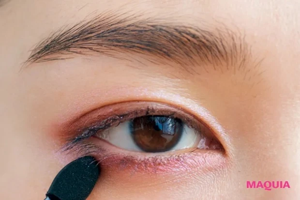 シャネルの春新色パレットで春メイク　プラム色が渗む大人な仕上がりに　HOW TO 3