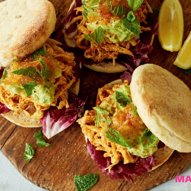 カロリー控えめで栄養満点♡夏にぴったりの「スパイシーチキンのマフィンサン…
