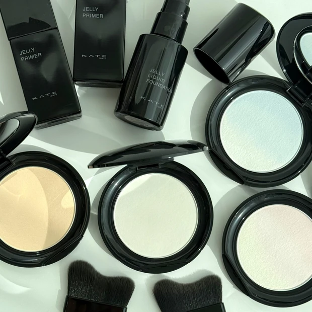 マキア人気記事ランキング6位 ケイト「月夜の海月」シリーズからフェイスパウダーやリキッドファンデが新登場！ スウォッチ付きでご紹介