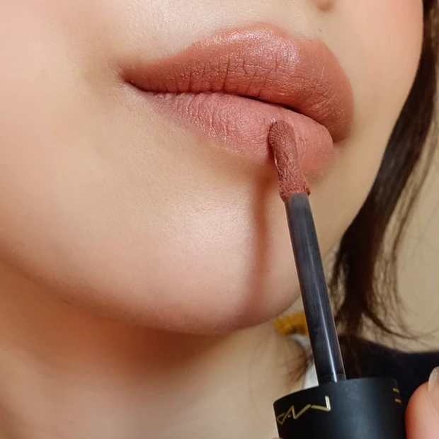 M･A･Cパウダー キス リップ + チーク ムース 951ハビットのリップ着画