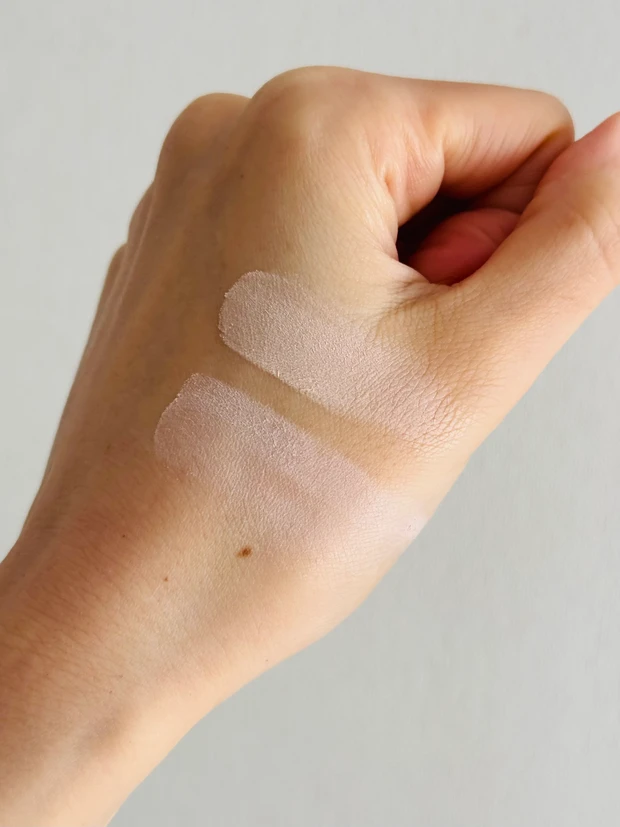 セザンヌのトーンフィルターハイライト 01 フィルターベージュと02 フィルターピンクのスウォッチ