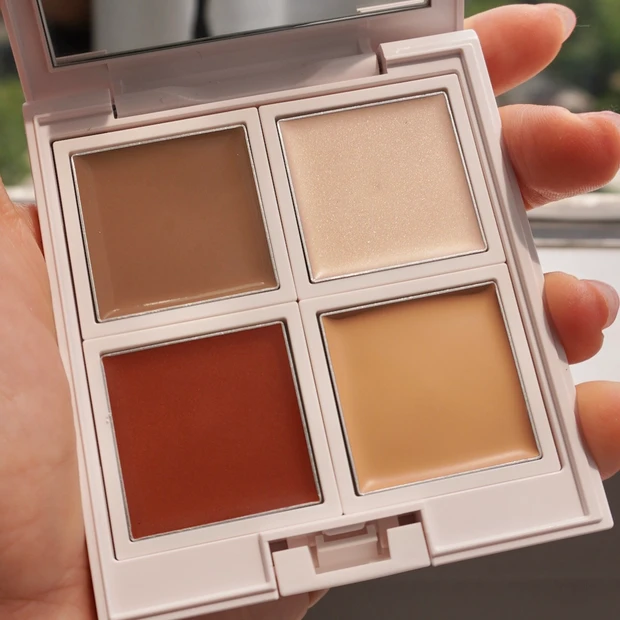 2025年9月5日限定発売のアディクション コンプリートパレット "ソフト ヒュー"102 Maroon Hue（マルーン ヒュー）