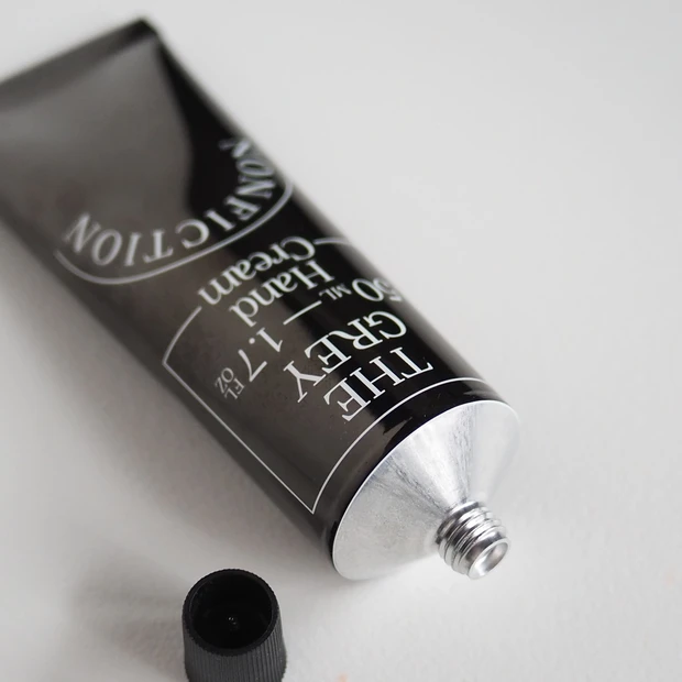 「NONFICTION ザ・グレーハンドクリーム」の口部分