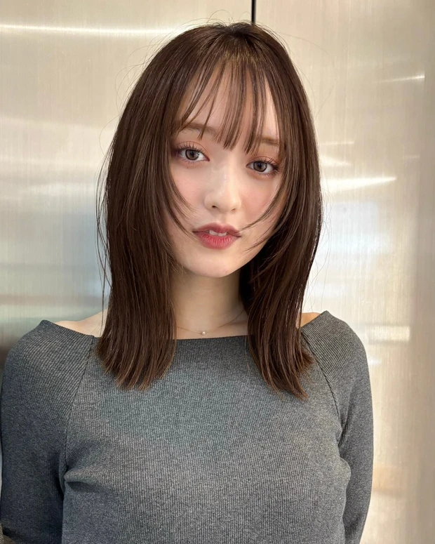 髪型　ミディアムレイヤー　ミディアムヘア　くびれヘア　前髪あり　スタイリング