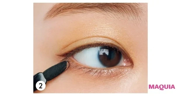 「THREE ディメンショナルビジョンアイパレットアリー」でオレンジメイク_2. DとBを1:2の割合で混ぜ、目頭からくの字に＋下まぶたの目尻までON