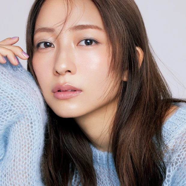 うすうす眉の最適解を教えます！ 「硬くて濃い眉」はピンク系コスメで質感調…