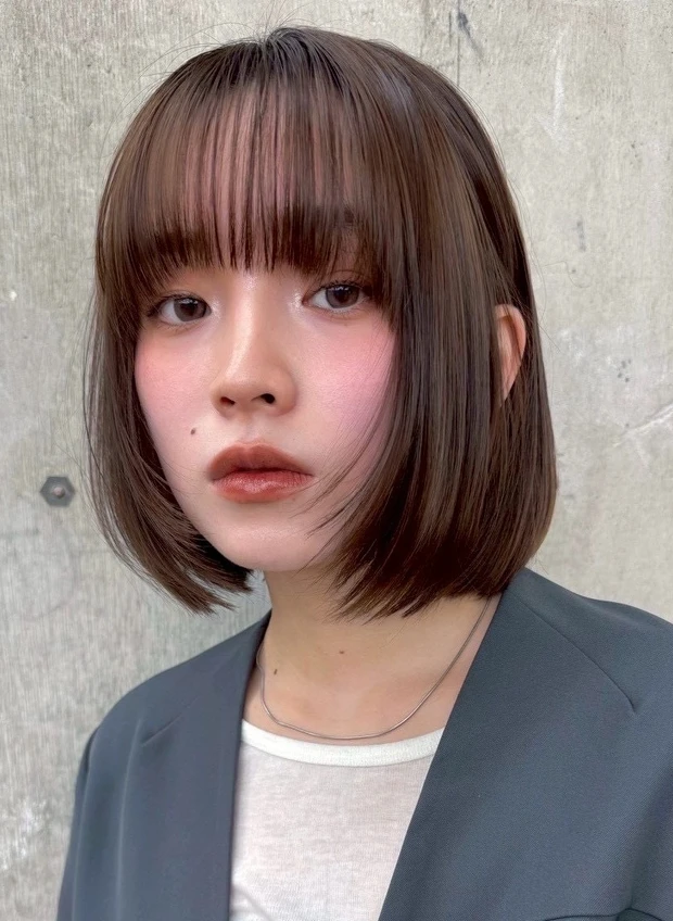 髪型　レイヤーボブ　ボブヘア　前髪あり　小顔ヘア　正面