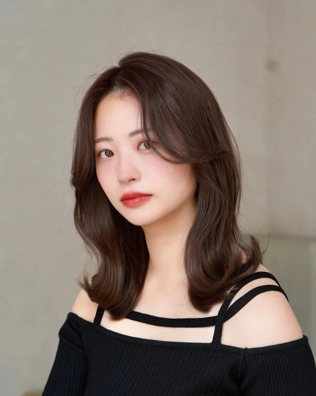 【卵型さんにおすすめの髪型】ミディアムヘア編_【卵型×ミディアムヘア】顔まわりレイヤー×ツヤ感が色っぽいかきあげミディアム