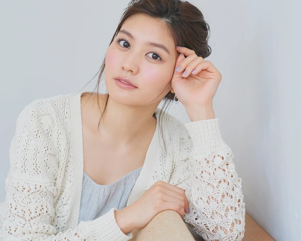 おうち時間の好印象メイクって？ 青みピンクチークを主役にときめき感と抜け感を両立